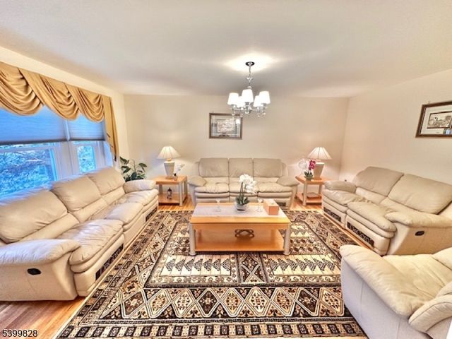 8 Constitution Ct, East Brunswick Twp., NJ 08816