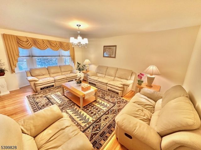 8 Constitution Ct, East Brunswick Twp., NJ 08816