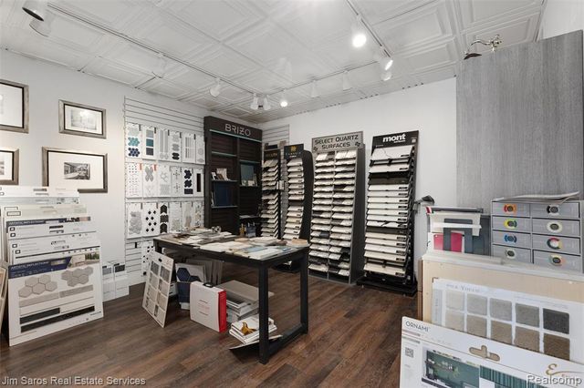 20485 Mack Avenue, Grosse Pointe Woods, MI 48236