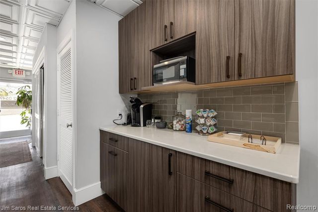 20485 Mack Avenue, Grosse Pointe Woods, MI 48236