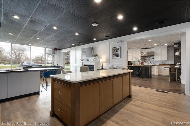 20485 Mack Avenue, Grosse Pointe Woods, MI 48236