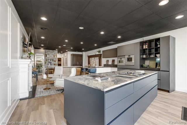 20485 Mack Avenue, Grosse Pointe Woods, MI 48236