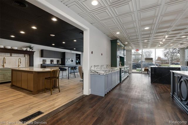 20485 Mack Avenue, Grosse Pointe Woods, MI 48236