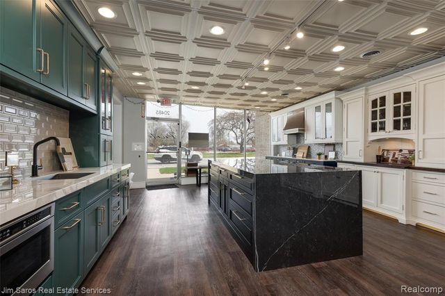 20485 Mack Avenue, Grosse Pointe Woods, MI 48236