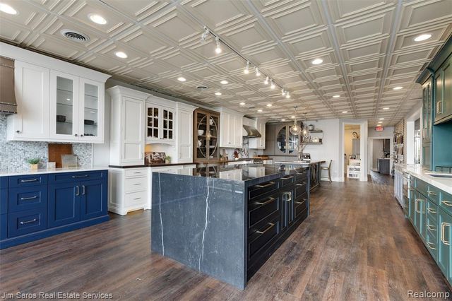 20485 Mack Avenue, Grosse Pointe Woods, MI 48236