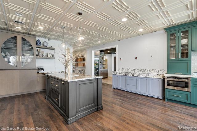 20485 Mack Avenue, Grosse Pointe Woods, MI 48236