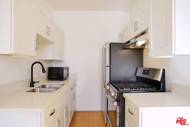 611 S Cloverdale Avenue 305, Los Angeles, CA 90036