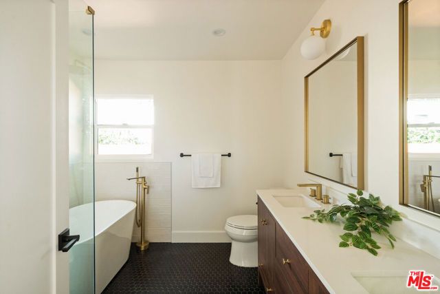 4606 10th Avenue, Los Angeles, CA 90043