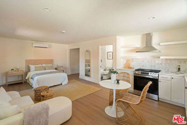 4606 10th Avenue, Los Angeles, CA 90043