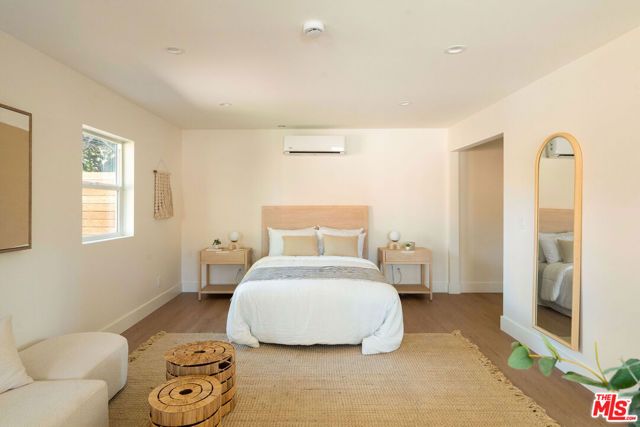 4606 10th Avenue, Los Angeles, CA 90043