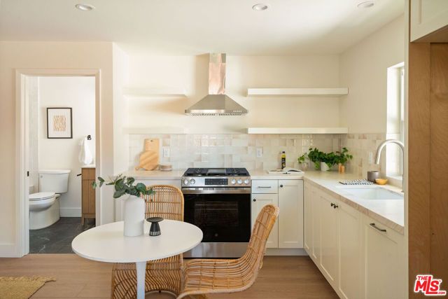 4606 10th Avenue, Los Angeles, CA 90043