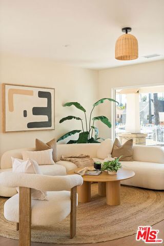 4606 10th Avenue, Los Angeles, CA 90043