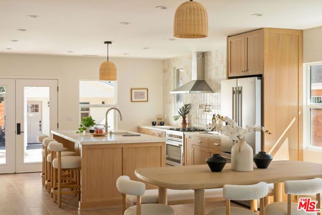 4606 10th Avenue, Los Angeles, CA 90043