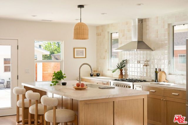 4606 10th Avenue, Los Angeles, CA 90043