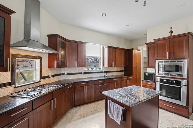 113 Abrego Mount, Floresville, TX 78114