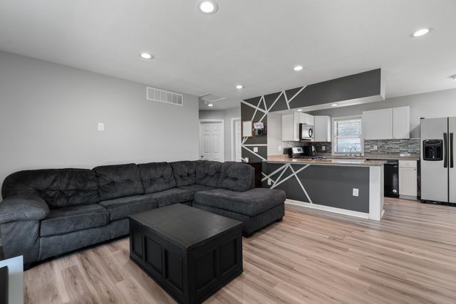 2325 S Glenn, Wichita, KS 67213