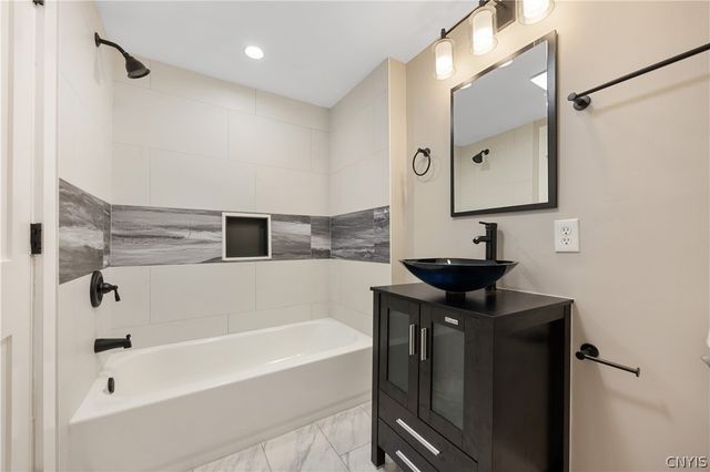 110 Edgemere Road, Salina, NY 13208