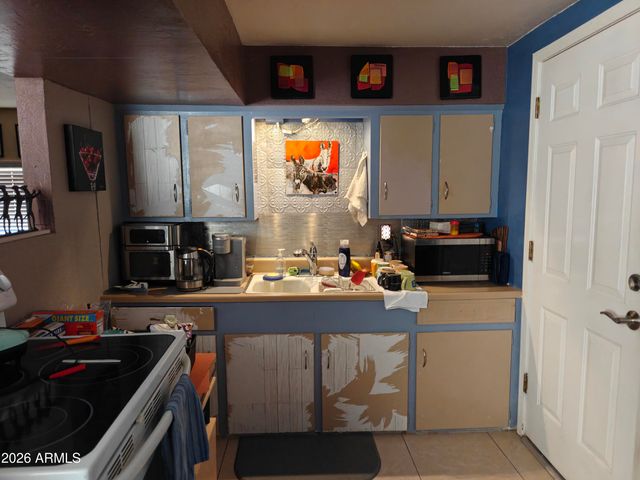 2417 W ROUGHRIDER Road, New River, AZ 85087