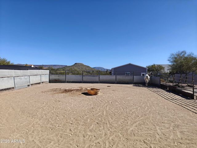 2417 W ROUGHRIDER Road, New River, AZ 85087