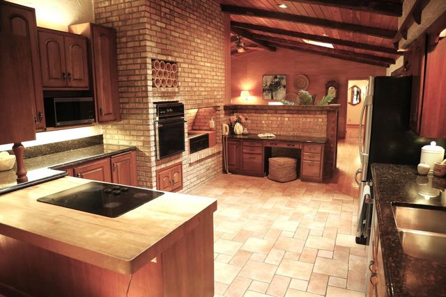 590 E Ravenswood Hills CIRCLE, Brookfield, WI 53045