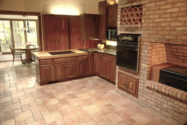 590 E Ravenswood Hills CIRCLE, Brookfield, WI 53045