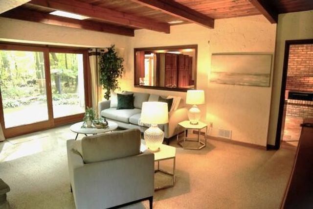 590 E Ravenswood Hills CIRCLE, Brookfield, WI 53045