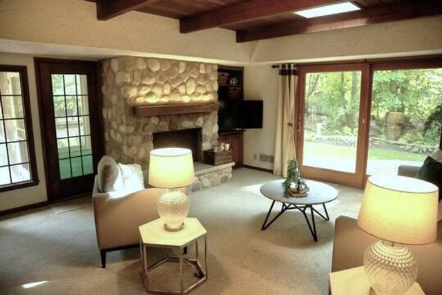 590 E Ravenswood Hills CIRCLE, Brookfield, WI 53045