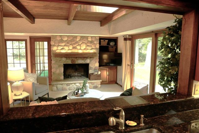 590 E Ravenswood Hills CIRCLE, Brookfield, WI 53045