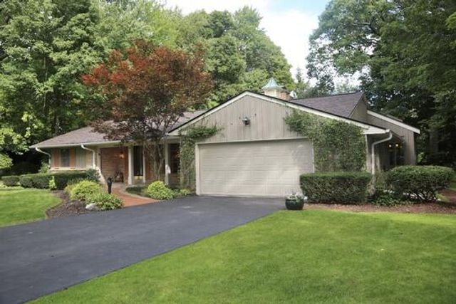 590 E Ravenswood Hills CIRCLE, Brookfield, WI 53045