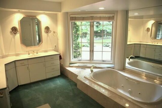 590 E Ravenswood Hills CIRCLE, Brookfield, WI 53045