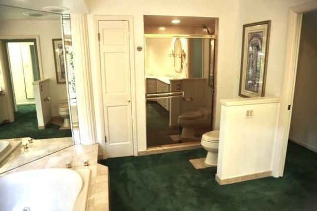 590 E Ravenswood Hills CIRCLE, Brookfield, WI 53045