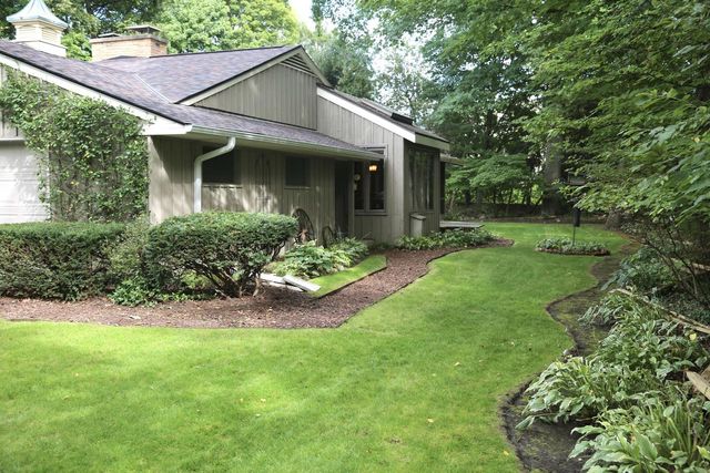 590 E Ravenswood Hills CIRCLE, Brookfield, WI 53045