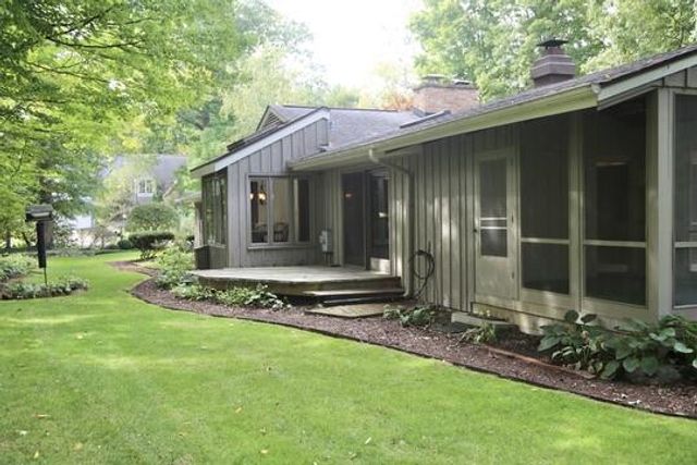590 E Ravenswood Hills CIRCLE, Brookfield, WI 53045