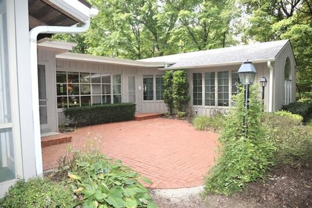 590 E Ravenswood Hills CIRCLE, Brookfield, WI 53045