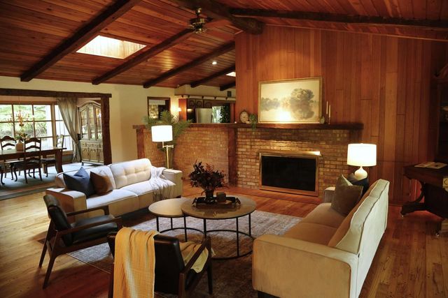 590 E Ravenswood Hills CIRCLE, Brookfield, WI 53045