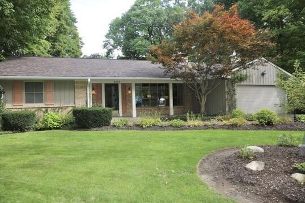 590 E Ravenswood Hills CIRCLE, Brookfield, WI 53045