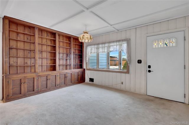 191 N Albany Avenue, Massapequa, NY 11758