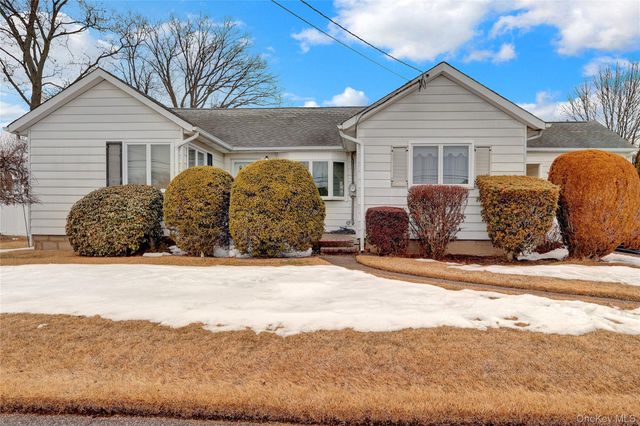 191 N Albany Avenue, Massapequa, NY 11758