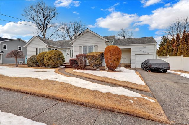 191 N Albany Avenue, Massapequa, NY 11758