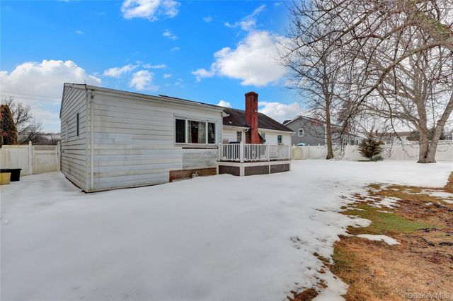 191 N Albany Avenue, Massapequa, NY 11758