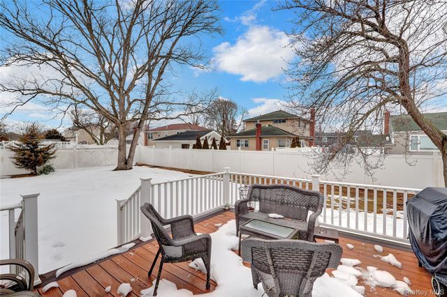 191 N Albany Avenue, Massapequa, NY 11758