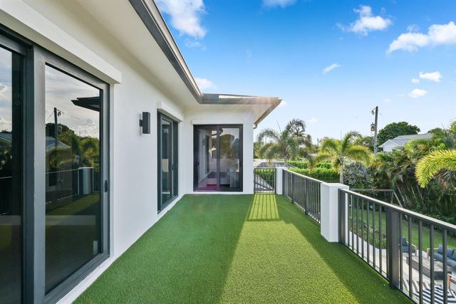 525 Whispering Pines Road, Boynton Beach, FL 33435
