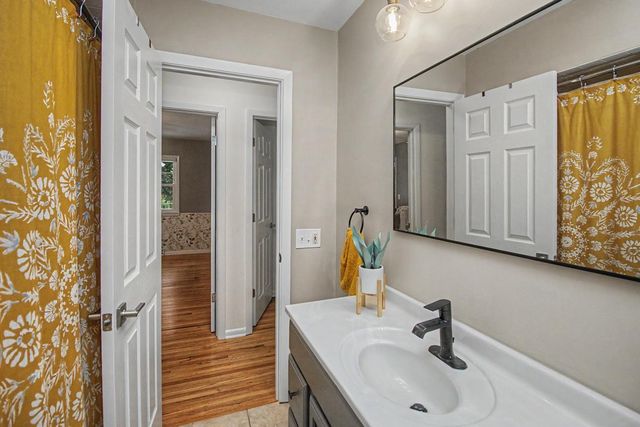 1424 Rhode Island Avenue N, Golden Valley, MN 55427