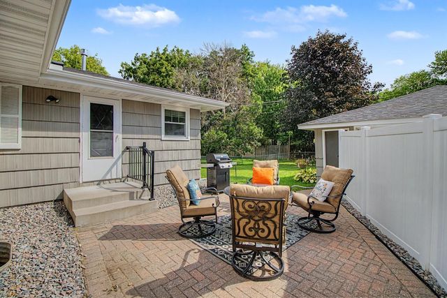 1424 Rhode Island Avenue N, Golden Valley, MN 55427