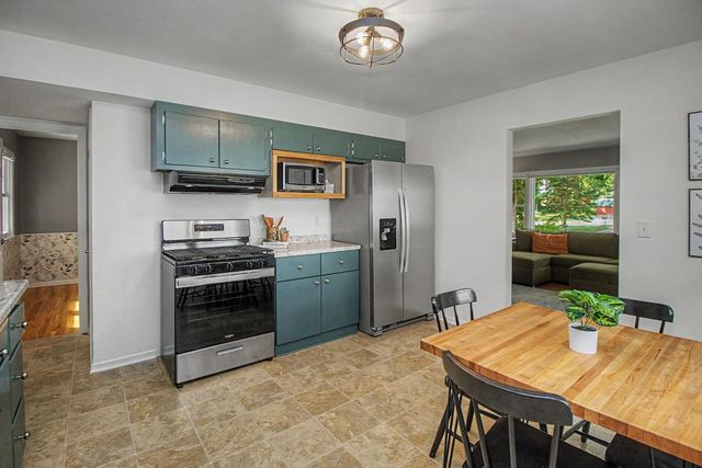 1424 Rhode Island Avenue N, Golden Valley, MN 55427