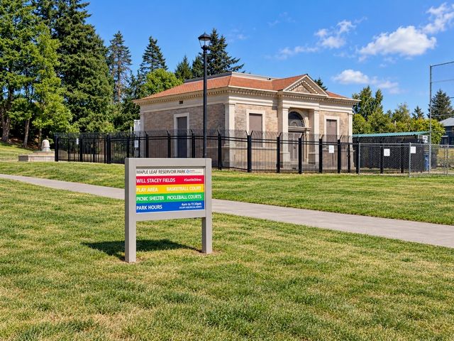 8804 5th Avenue NE, Seattle, WA 98115