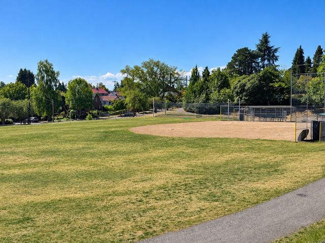 8804 5th Avenue NE, Seattle, WA 98115