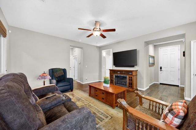 9763 Dartwell Way, Sacramento, CA 95829