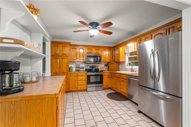 212 SW Craigmont Drive, Lee's Summit, MO 66081