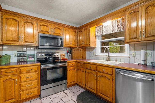 212 SW Craigmont Drive, Lee's Summit, MO 66081